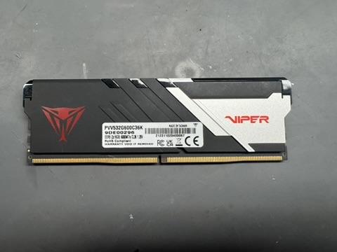 Einzelner DDR5 RAM Riegel mit Kühlkörper in Nahaufnahme