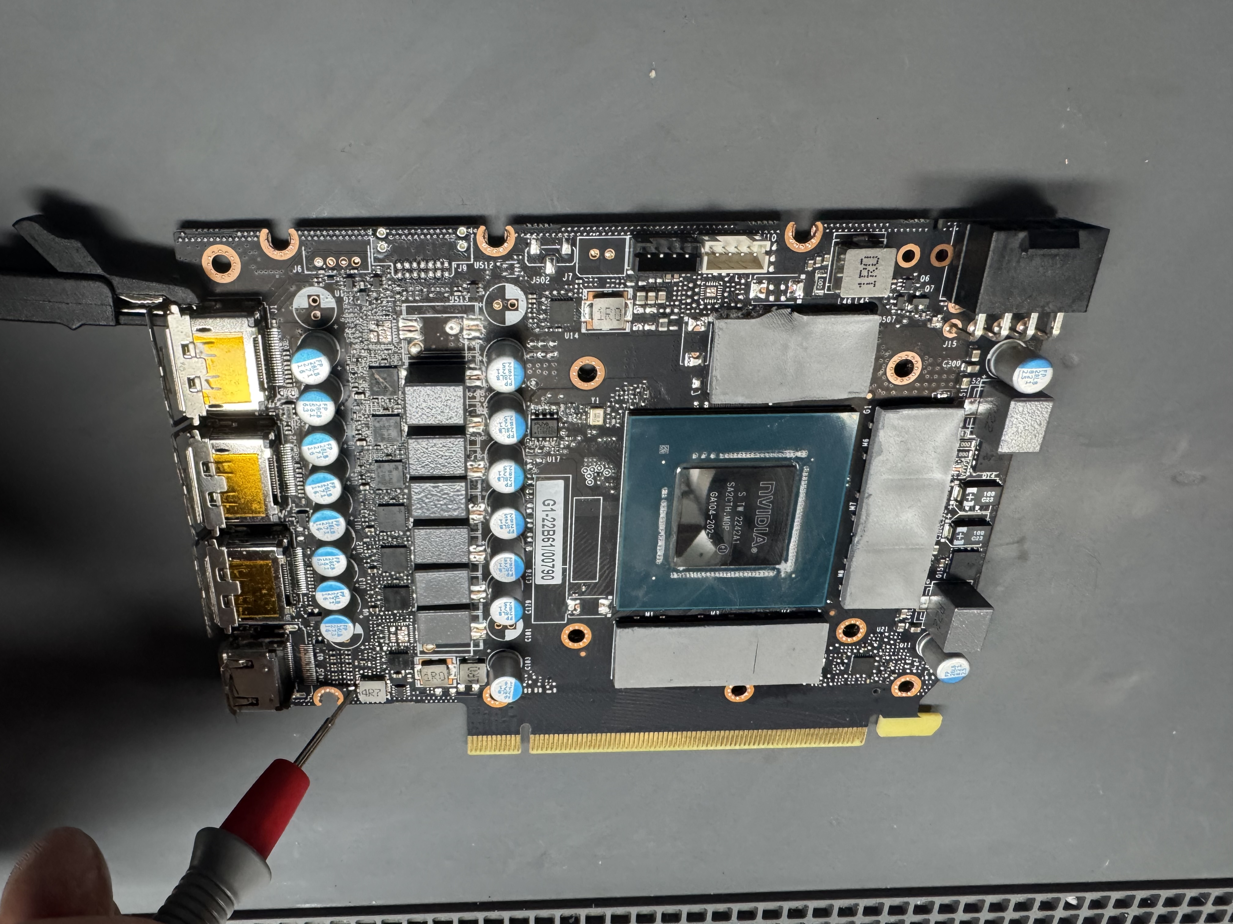 KFA2 RTX 3060 Ti Platine – Spannung per Labornetzteil injiziert zur Fehlerlokalisation