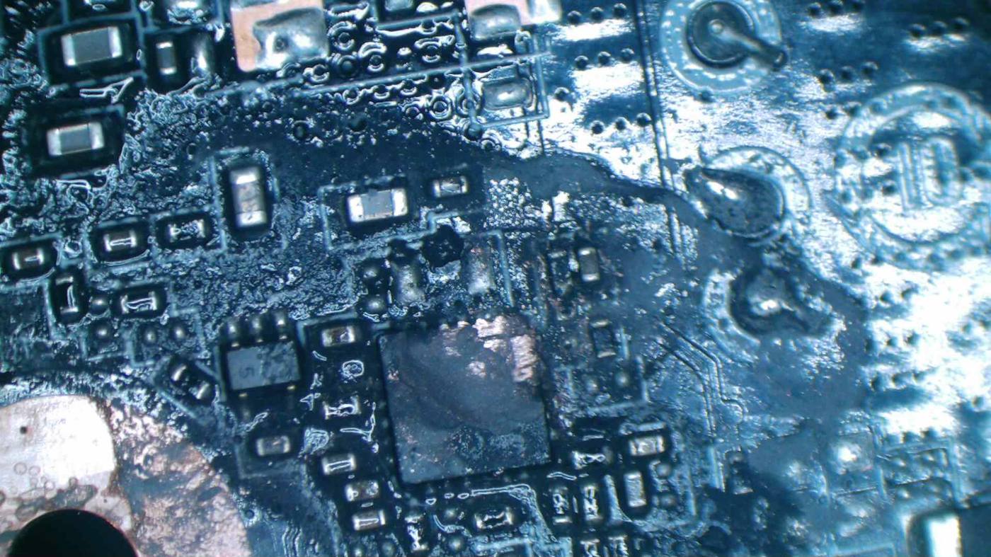 Korrosion auf der RTX 3080 Platine in Nahaufnahme – Feuchtigkeitsrückstände zwischen SMD-Bauteilen