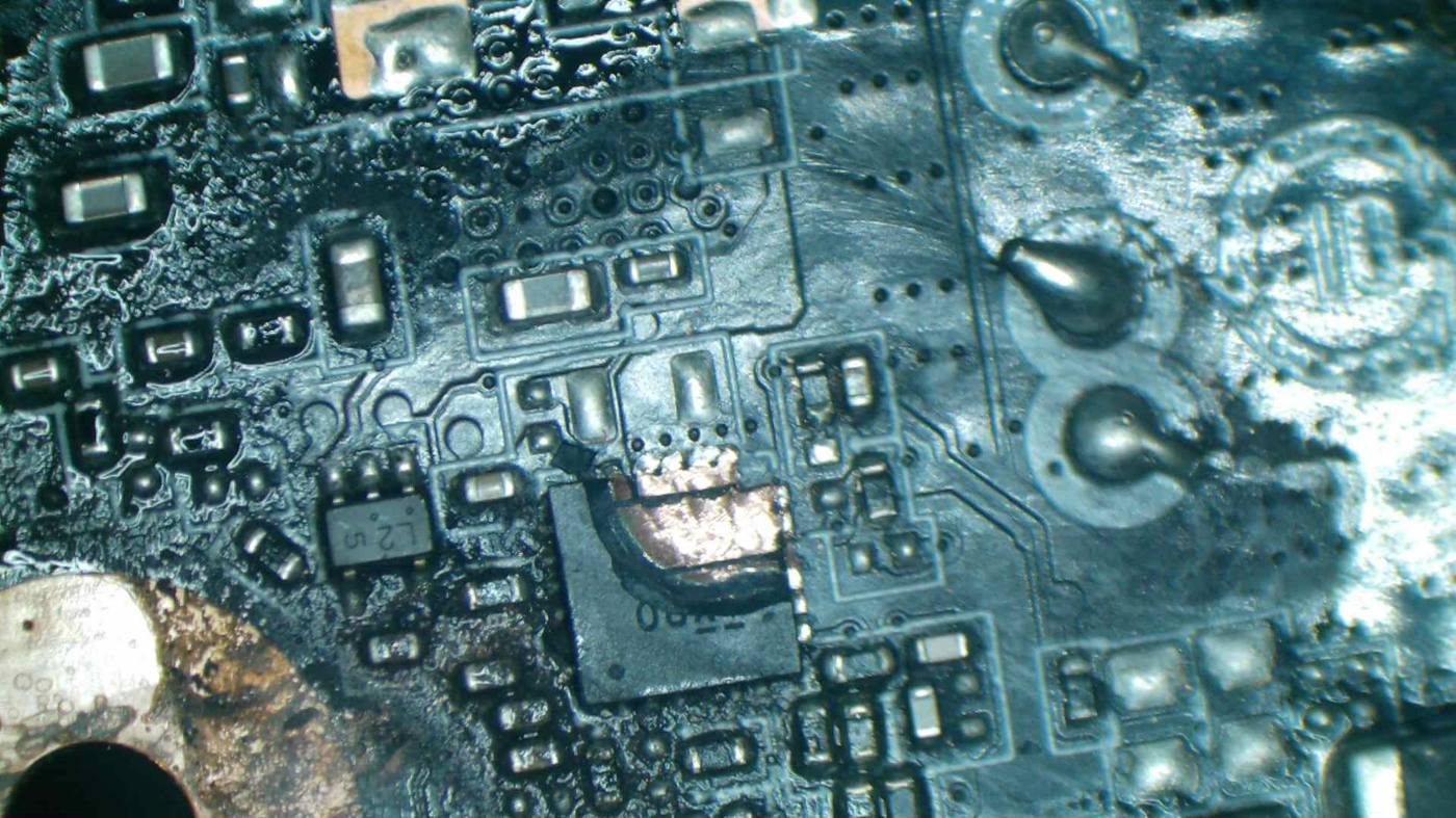 Detailaufnahme des betroffenen Bereichs auf der RTX 3080 rund um den GS9219 Regler-IC