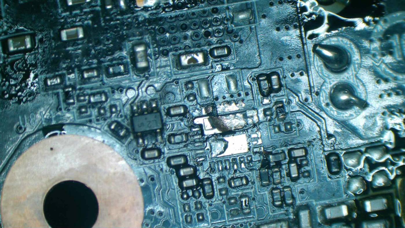 Ausfräsen des durchlegierten GS9219 auf der RTX 3080 – Gehäuse wird kontrolliert abgetragen